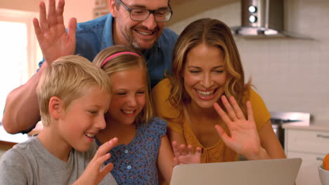 Süße-Familie-Macht-Einen-Videochat-Auf-Dem-Laptop