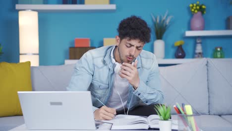 Estudiante-Universitario-Enfermo-Tosiendo.