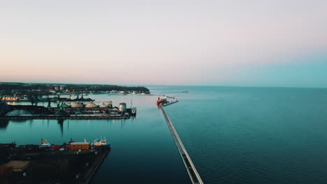 drone volando sobre el puerto deportivo en el mar báltico en gdynia al atardecer