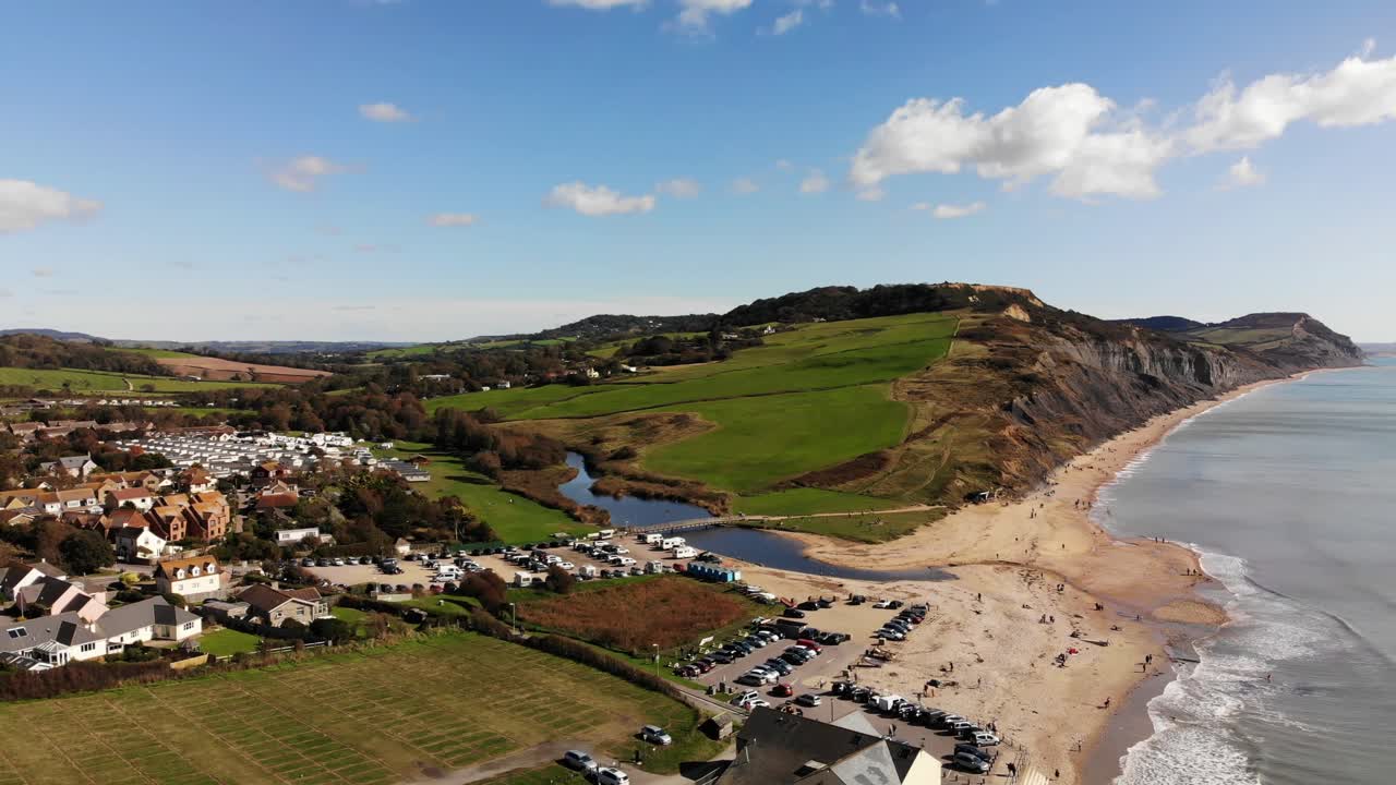 vista aérea de la playa de charmouth hacia los acantilados en dorset