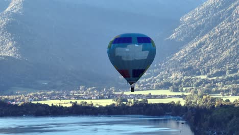 Globo-Aerostático-Volando-Sobre-El-Lago-De-Annecy-En-Francia