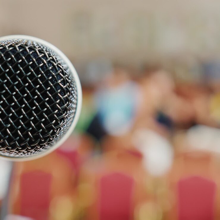 L'inizio della conferenza: persone si riuniscono nella sala 2