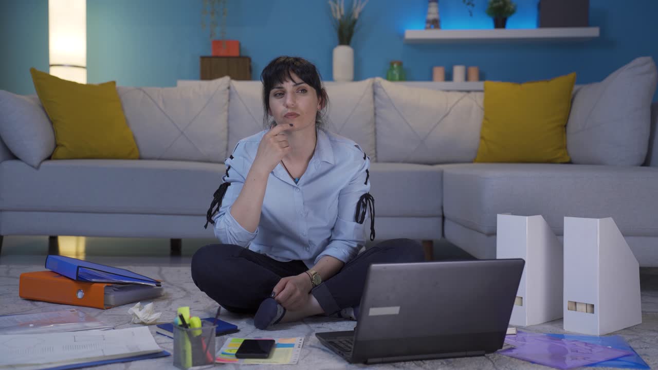 mujer trabajadora de oficina en casa pensando mirando a la cámara.