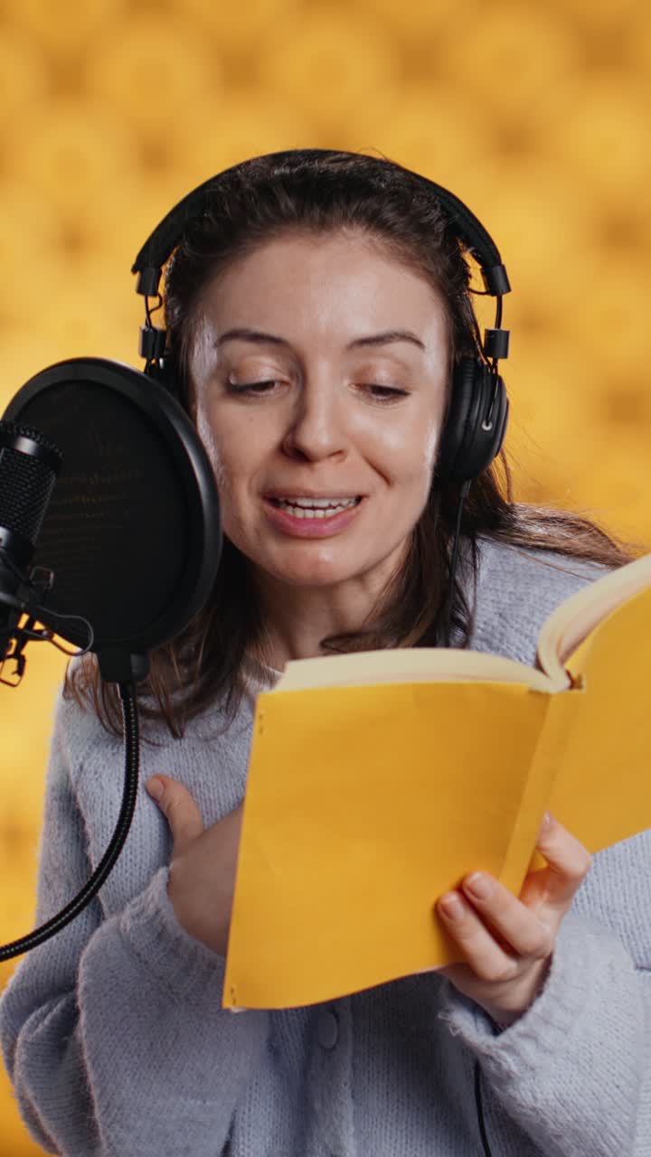 Giovane donna che registra un audiolibro in uno studio professionale