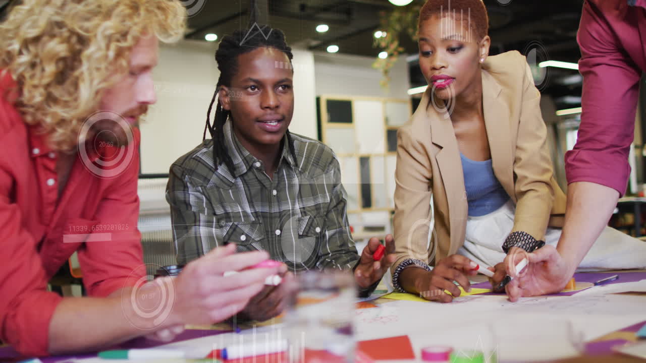 animación de gráficos, barras de carga y círculos sobre diversos diseñadores que comparten ideas