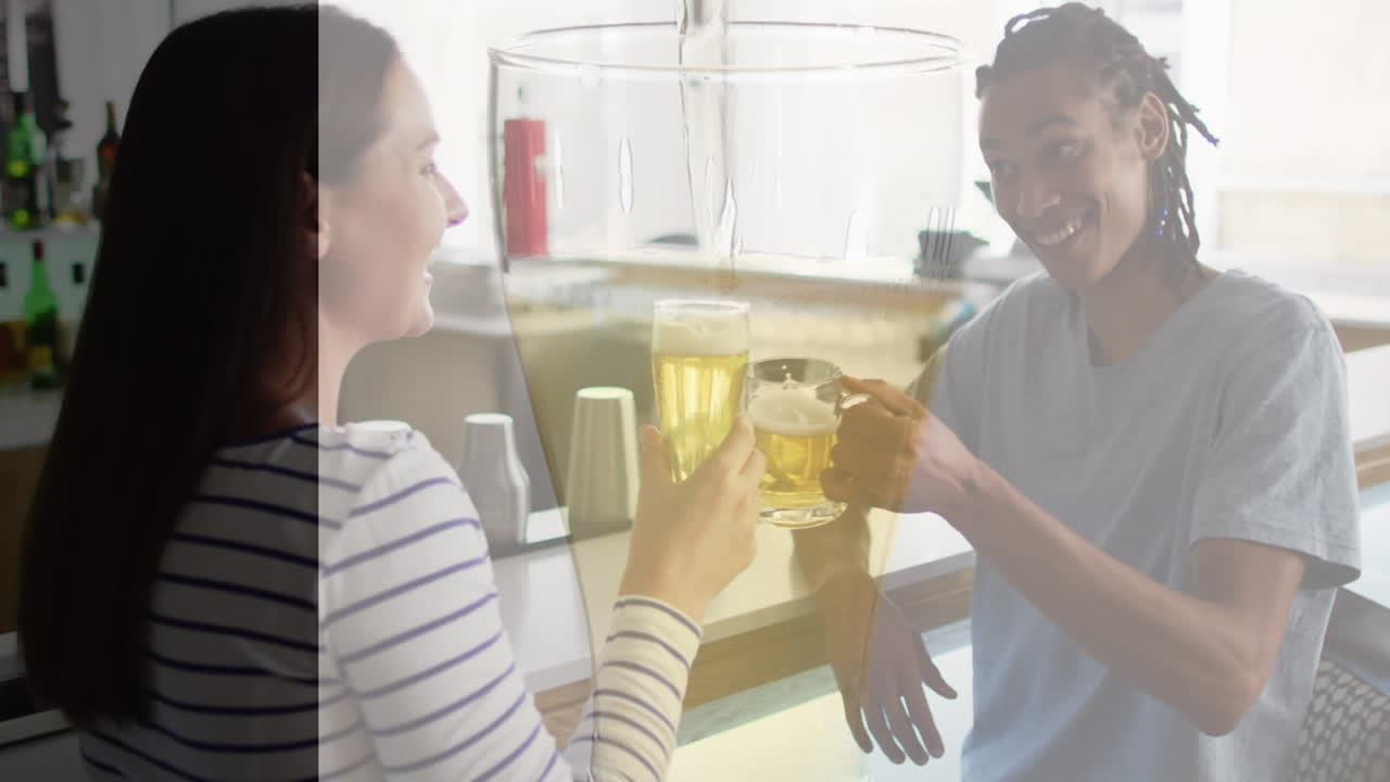 animación de un vaso con cerveza sobre varios amigos bebiendo en un bar