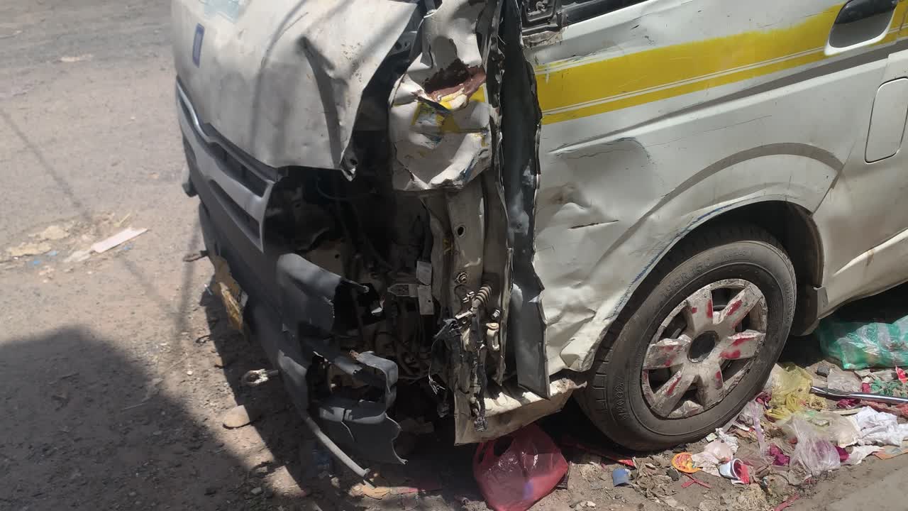 운전자가 부상을 입는 심각한 버스 사고 현장의