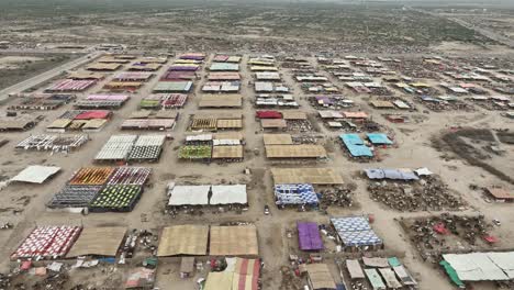 Wide-aerial-drone-footage-of-large-market-in-Karachi,-Pakistan