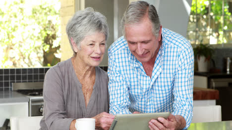 pareja de ancianos usando una computadora portátil