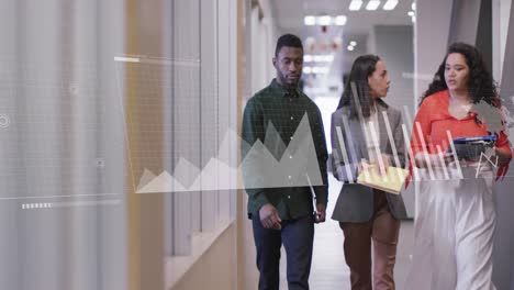 animación del procesamiento de datos estadísticos contra diversos colegas que discuten en el pasillo de la oficina