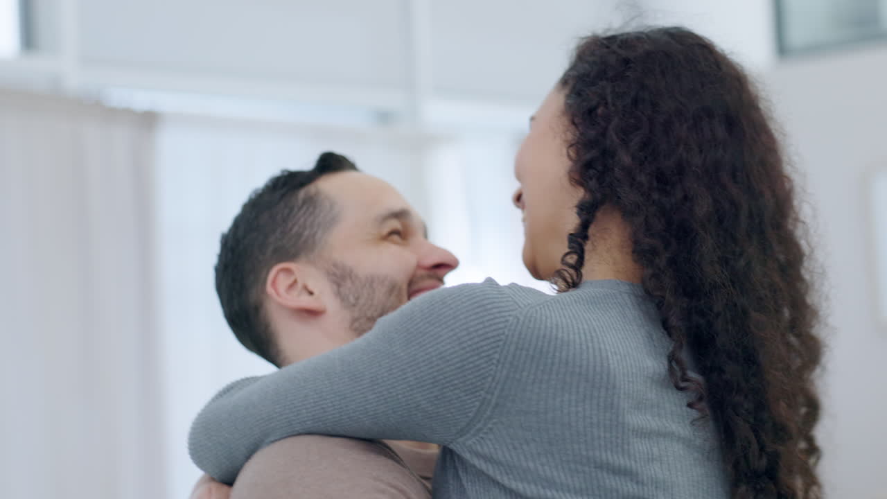 riendo, amando o una pareja feliz abrazándose en la casa