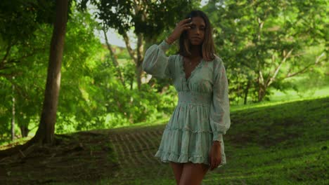 la chica de cabello rizado pasa su día soleado en un vibrante parque tropical