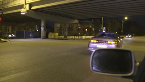 coche púrpura conduciendo por la noche en la ciudad