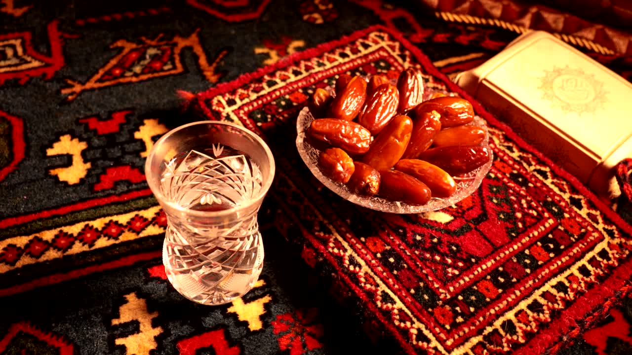 이프타르는 저녁 식사입니다. 장식의 슬라이더 뷰 라마단 카림 휴일 축제 축하 카드, 무슬림의 거룩한 달 라마단의 카림에 대한 초대. 어두운 배경. 선택적 초점