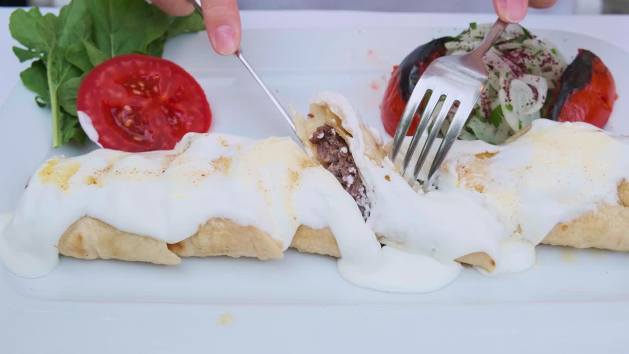 터키 고기 요리 - 요거트 소스와 피타 으로 된 아다나 케.