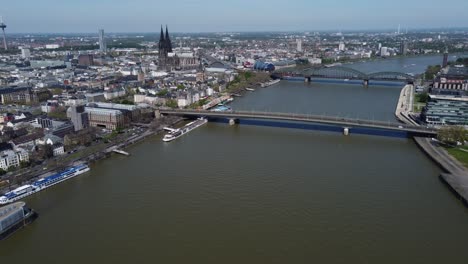 Paisaje-Urbano-Aéreo-Del-Horizonte-De-Colonia-En-Un-Día-Soleado,-Estableciendo-Vista-De-Drones