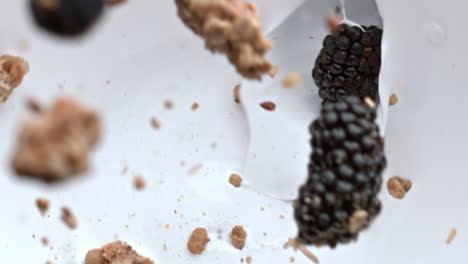 ingredientes sabrosos que llenan el yogur de cerca. bayas, leche, chocolate y líquido que cae