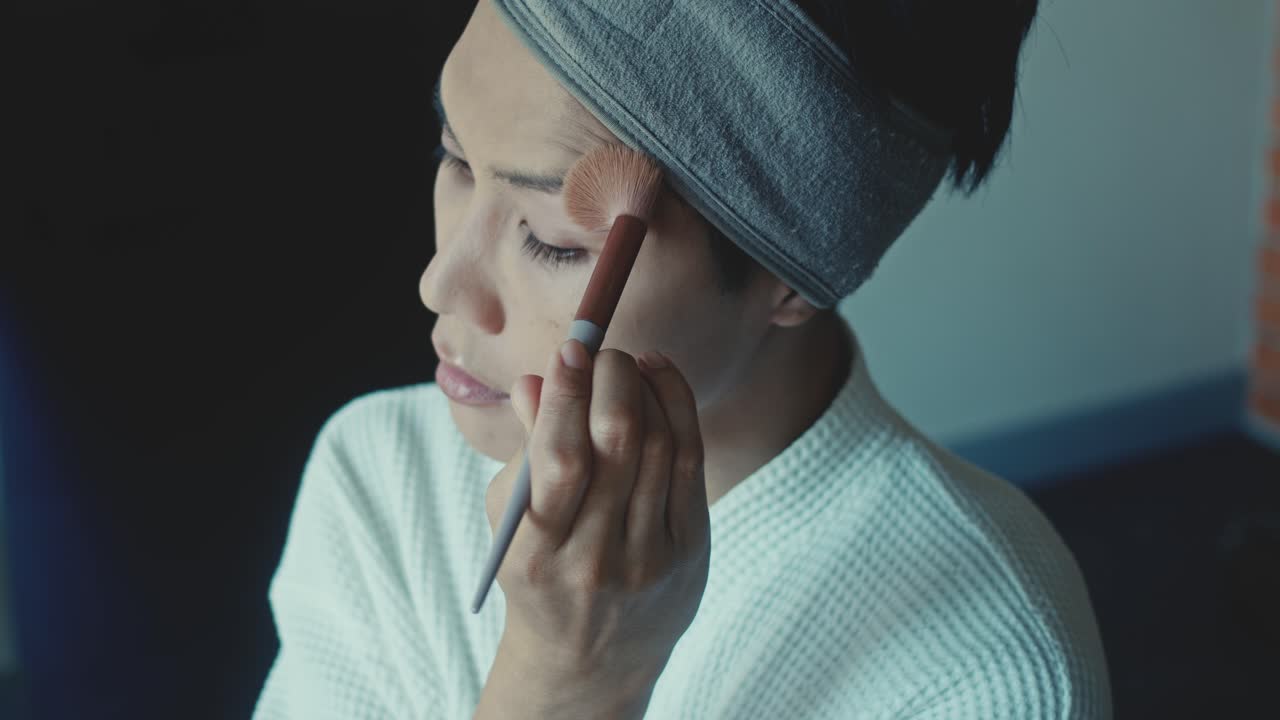 화장을 하는 여자