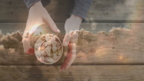 animación del cielo con nubes sobre las manos sosteniendo una taza con cacao sobre un fondo de madera