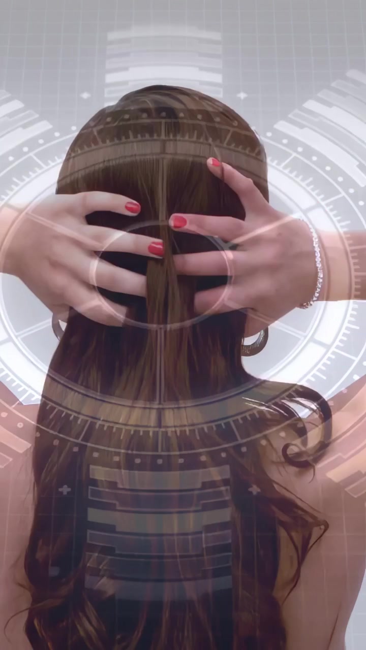 Video verticale: Donna che scioglie uno chignon, lasciando cadere i capelli, lisciandoli, mentre un HUD segna la corona per la bellezza.