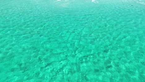 Agua-Clara-Con-Olas-Rodando-Lentamente