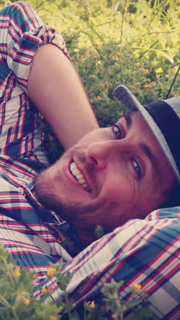 hombre guapo relajándose