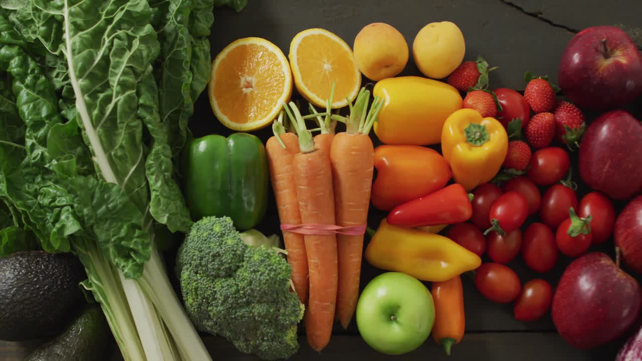 배경 에 있는 나무판 에 있는 신선 한 다채로운 과일 과 채소 의 비디오