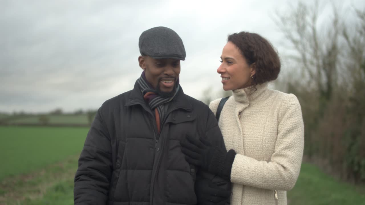 hombre y mujer caminando en el campo