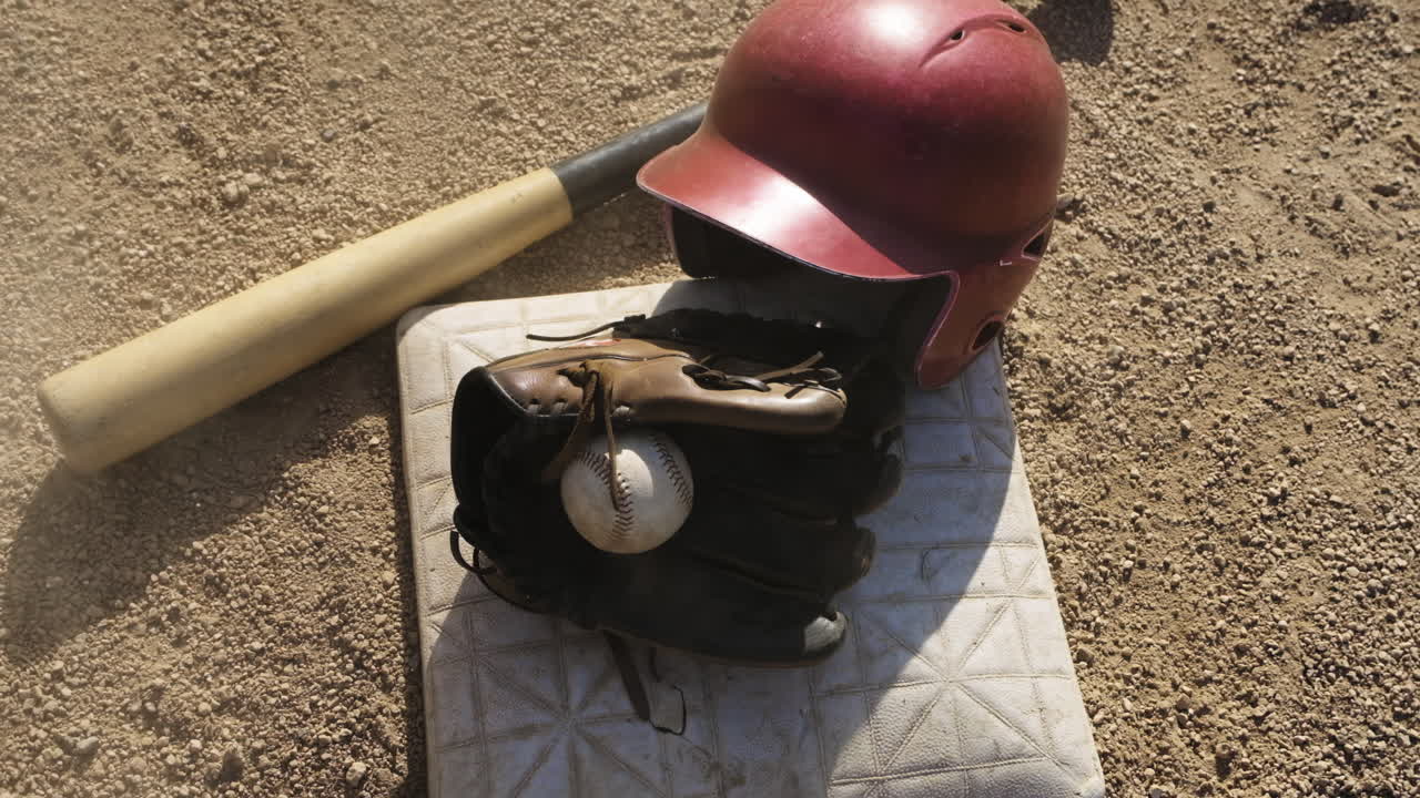 야구 장비는 필드에서 찾을 수 있습니다. 필수적인 헬, 장갑, 공, 타자.