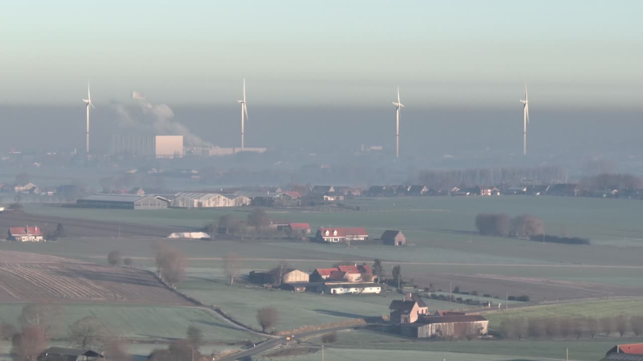 аэрофотоснимки показывают ветряные мельницы ветряной электростанции вблизи вестутера во фламандской сельской местности