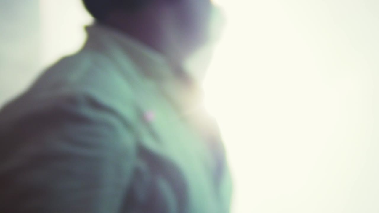 천사 날개를 달고 회전하는 lgbt 남자의 슬로우 모션 샷