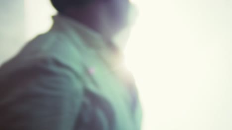 천사 날개를 달고 회전하는 lgbt 남자의 슬로우 모션 샷