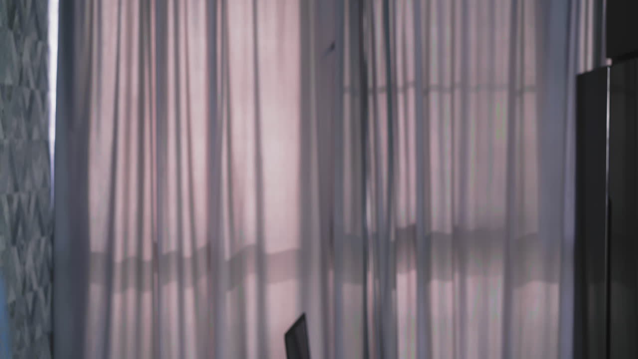 안경 을 쓴 의사 가 스테토스코프 를 벗고 마스크 를 벗는다