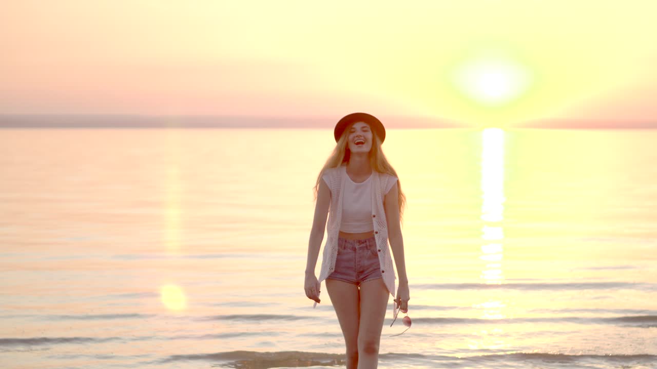 해가 지는 해변에 있는 여자