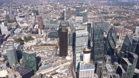 Vista-Aérea-De-Las-Torres-De-La-Ciudad-De-Londres-Con-Vistas-A-Los-Jardines-Del-Circo-De-Finsbury-Y-Al-Banco-De-Inglaterra,-Londres,-Reino-Unido.