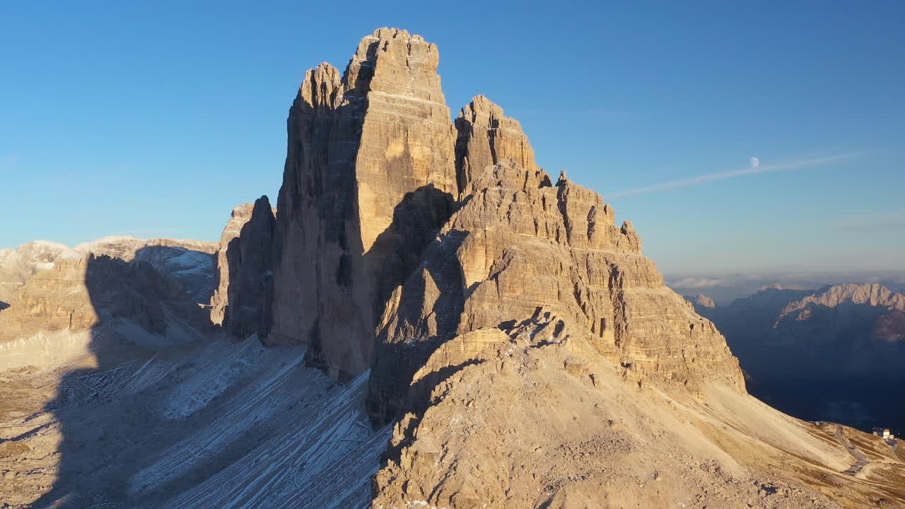 cima piccola, cima grande 및 cima ovest 봉우리를 보여주는 이탈리아의 tre cime di lavaredo 회전 시네마틱 드론 샷