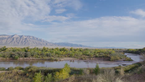 Der-Mächtige-Fluss-Rio-Grande-Im-Herbst