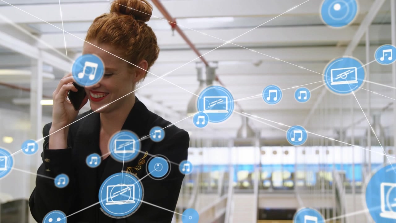Animation von verbundenen Icons über einer Geschäftsfrau, die im Bürokorridor am Smartphone spricht.