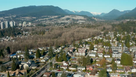 vista aérea de un avión no tripulado sobre el puerto de coquitlam en el gran vancouver, columbia británica