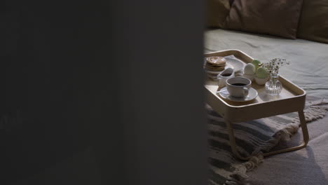 desayuno en la cama con decoración de pascua