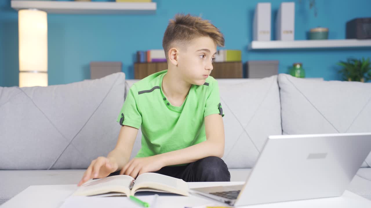 읽을 때 지루하고 주의가 산만한 아이.