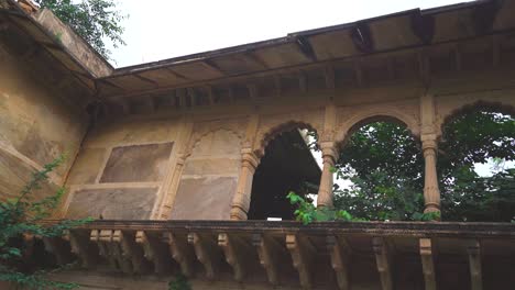 toma panorámica de la arquitectura de un antiguo edificio patrimonial abandonado o haveli en india