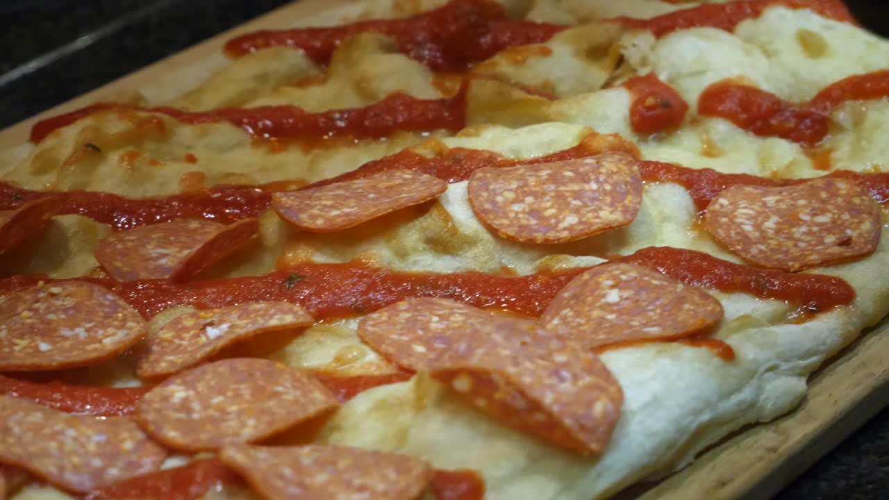 페페로니 와 토마토 소스 로 피자를 준비 하고 있다