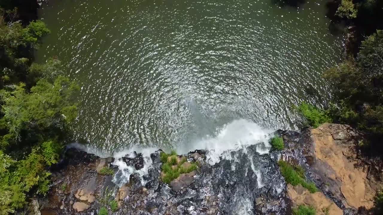 던가르 폭포 (nsw, 오스트레일리아) 의 폭포 흐름을 내려다보는 드론