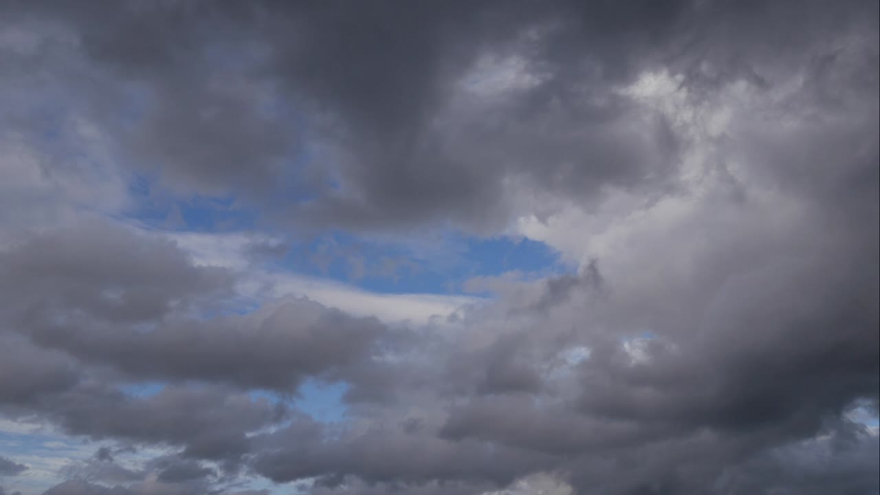 타임스 하늘과 검은 구름, 어두운 회색 폭풍 구름, 극적인 하늘, 어두움에서 조명, 폭풍이 흐르는 구름, 아름다운 자연, 해가 지는 시간에 타임 스 폭풍구름, 끔찍한 날씨