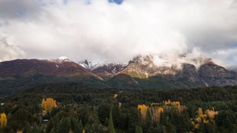 Una-Montaña-De-Nubes-Corre-A-Lo-Largo-Del-Cerro-Lopez-En-Bariloche,-Argentina-Durante-El-Otoño