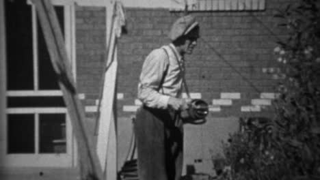 1935: hombre rociando productos químicos herbicidas pesticidas en los arbustos de rosas.