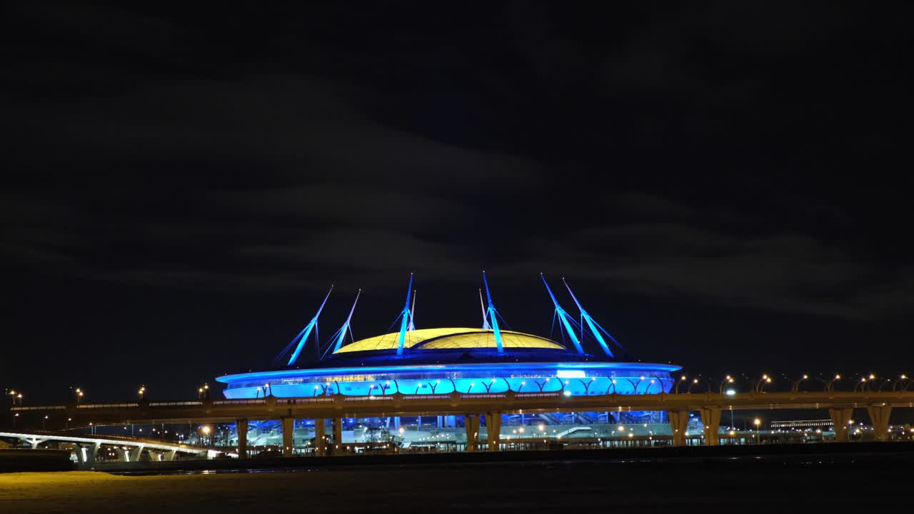 estadio iluminado por la noche