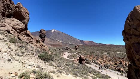 Roques-De-Garcia-Rock-Formations-And-Teide-Volcano,-Tenerife,-Canary-Islands