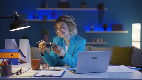 Mujer-Trabajadora-De-Oficina-En-Casa-Comprando-Por-Teléfono.